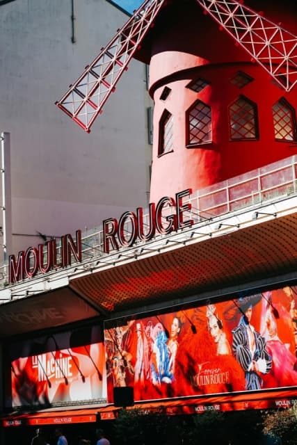 Revüest a Moulin Rouge-ban